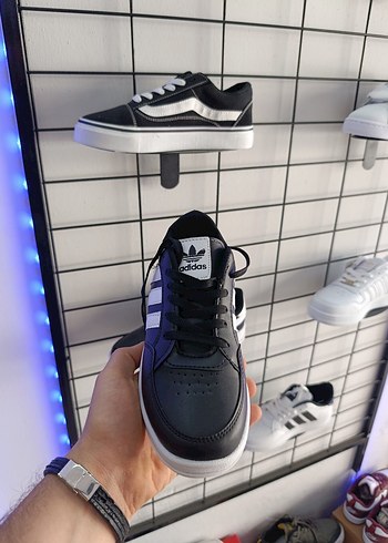 38 Beden beyaz Renk Adidas Siyah-Beyaz Çizgili Spor Ayakkabı