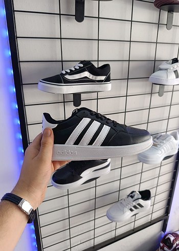 38 Beden Adidas Siyah-Beyaz Çizgili Spor Ayakkabı
