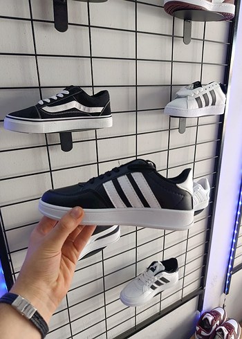 Adidas Siyah-Beyaz Çizgili Spor Ayakkabı