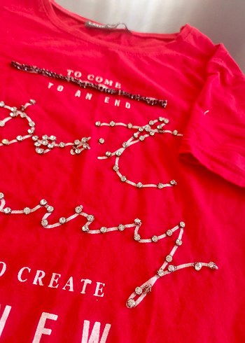 Payet Detaylı Kırmızı Tişört - Görsel 2