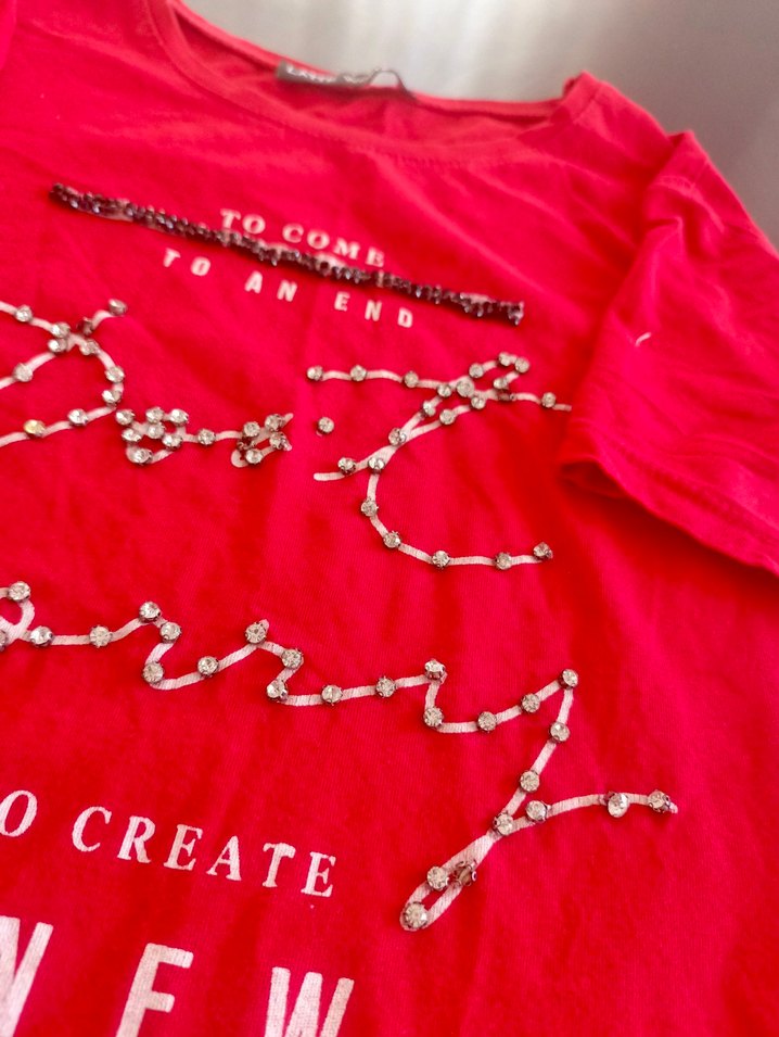 Payet Detaylı Kırmızı Tişört - Görsel 2