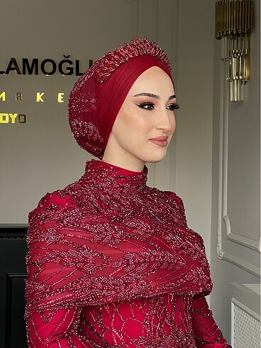 Kırmızı kına tacı