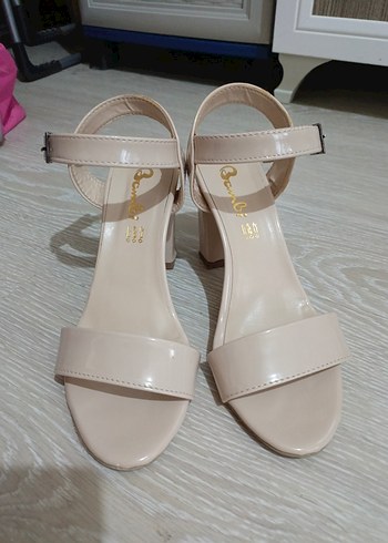 Bej Minimalist Topuklu Kadın Sandalet