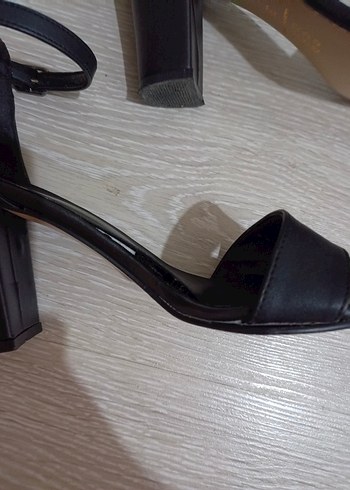 36 Beden Siyah Tokalı Kadın Topuklu Sandalet