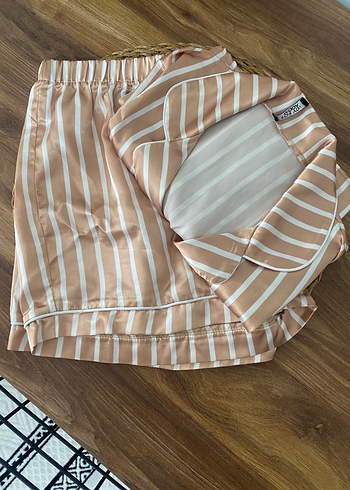 Bej Çizgili Mini Kadın Saten Pijama Takımı