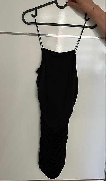 Drape Detaylı Askılı Kısa Siyah Elbise
