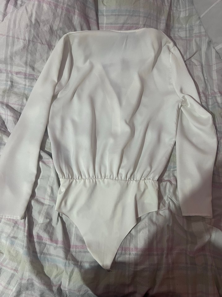 Düğmeli Beyaz V Yaka Uzun Kollu Body - Görsel 2