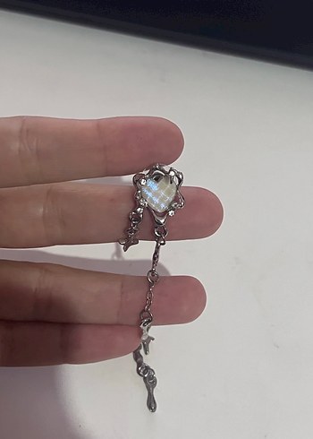 Goth Zincir Detaylı Beyaz Hologramlı Küpe - Görsel 2