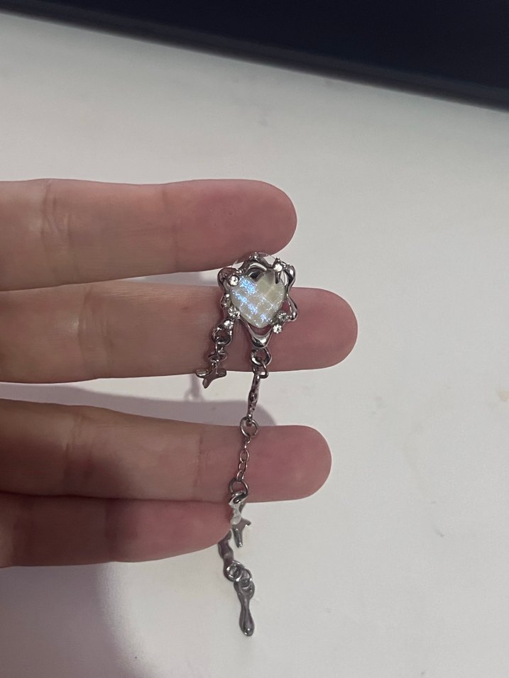 Goth Zincir Detaylı Beyaz Hologramlı Küpe - Görsel 2