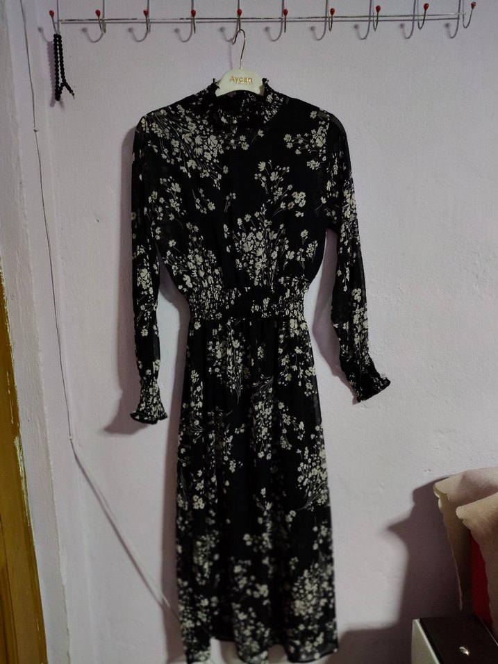 Uzun Siyah Çiçek Desenli şifon astarlı beli lastikli elbise - Görsel 2