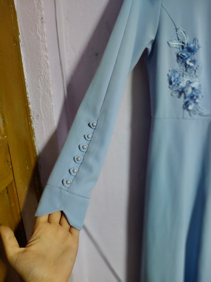 Mavi Nakışlı Düğmeli Uzun Elbise - Görsel 3