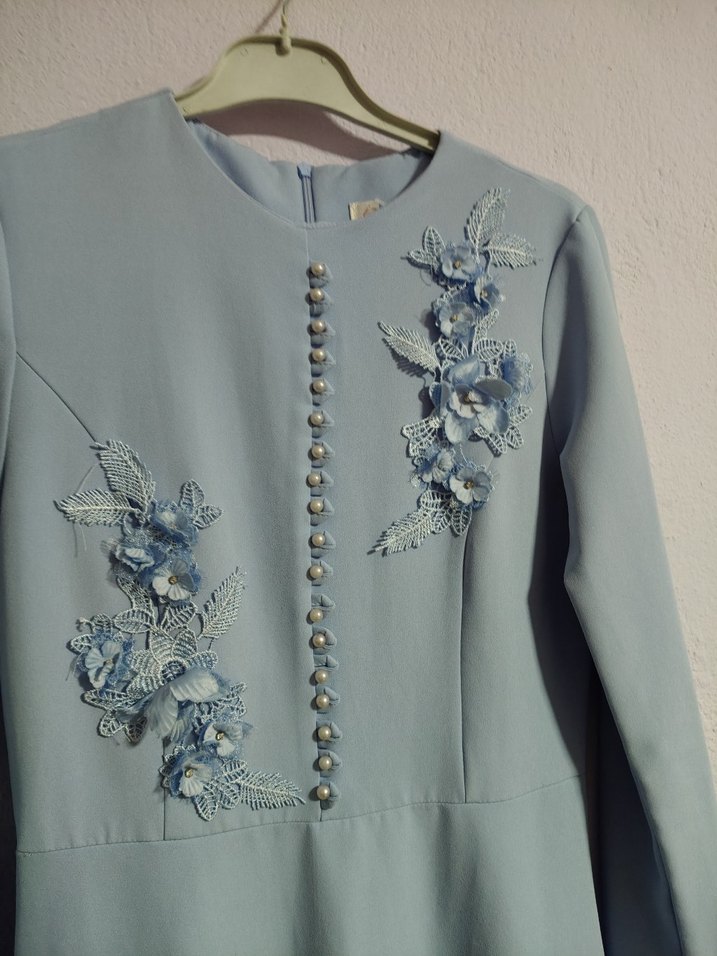 Mavi Nakışlı Düğmeli Uzun Elbise - Görsel 4