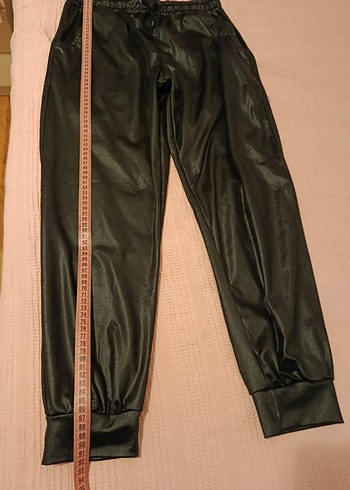 Siyah Deri Görünümlü Rahat Kesim Kadın Spor Pantolonu - Görsel 3