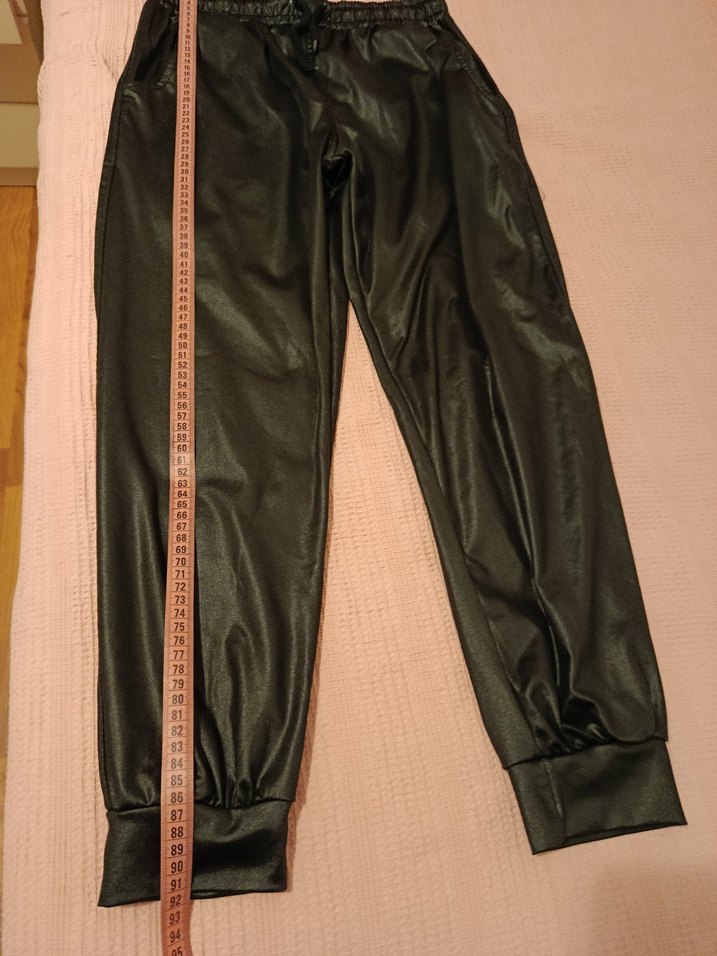 Siyah Deri Görünümlü Rahat Kesim Kadın Spor Pantolonu - Görsel 3