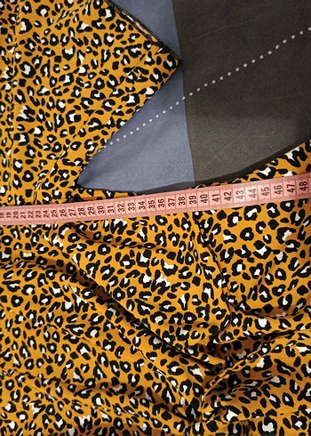 Düğmeli V Yaka Leopar Desenli Kadın Bluz - Görsel 5