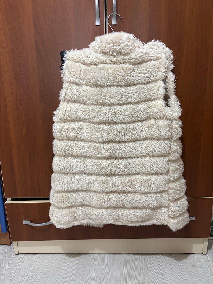 Uzun Bej Kürk Detaylı Kadın Yelek - Görsel 2