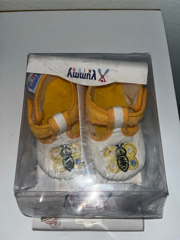 Kız çocuk sarı kelebek desenli cırtcırtlı bez ayakkabı - Görsel 2