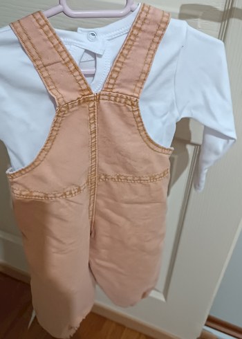 Diğer Nakışlı ve tokalı bej bebek tulumu