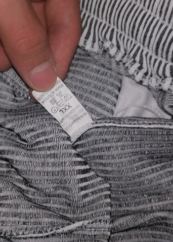 Erkek Gri Beyaz Çizgili Bol Kesim Şort - Görsel 2