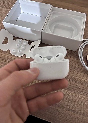 Beyaz Kablosuz Kulaklık ve Aksesuarları - Görsel 2