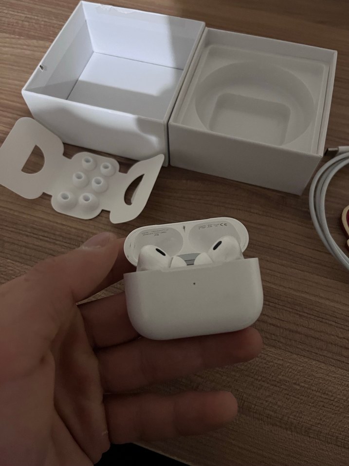 Beyaz Kablosuz Kulaklık ve Aksesuarları - Görsel 4