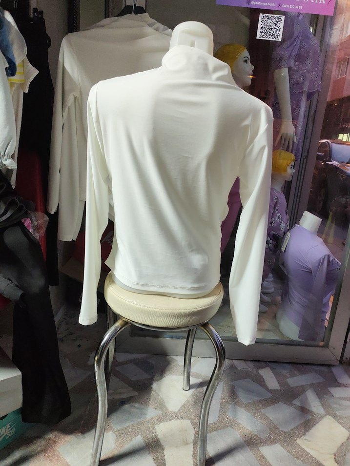 Beyaz Drapeli Yüksek Yakalı Kadın Bluz - Görsel 5