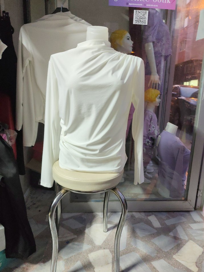 Beyaz Drapeli Yüksek Yakalı Kadın Bluz - Görsel 2