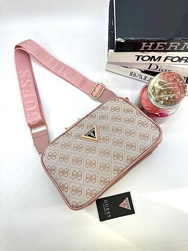 Guess Guess noelle 4G shoulder bag with 3 pockets???
