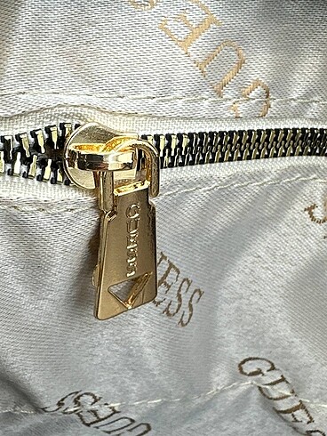 Beden Guess noelle 4G shoulder bag with 3 pockets???