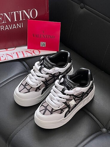 Valentino ???????? New Season ???? With Original Box And Dust Ba