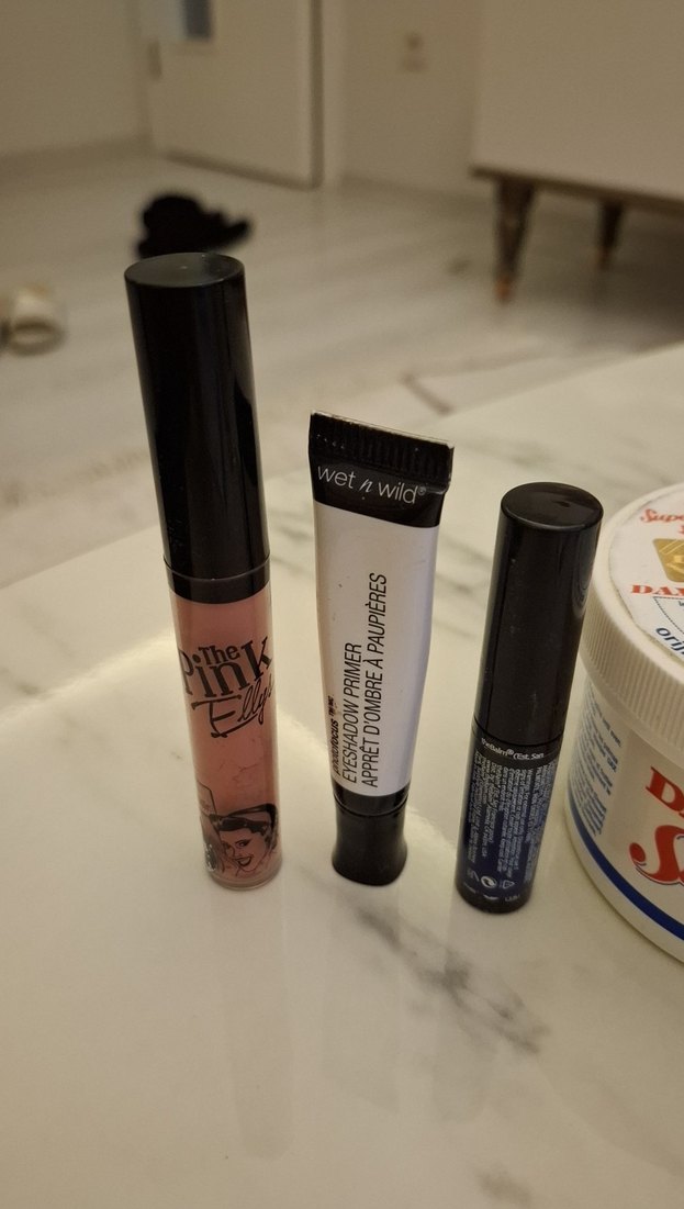 Bej Tonlu Koyu Renkli Dudak Bakım Ürünleri Süpergro dahil - Görsel 2