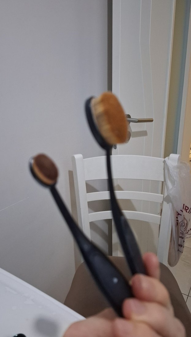 Bej ve koyu renkli makyaj fırçaları - Görsel 3