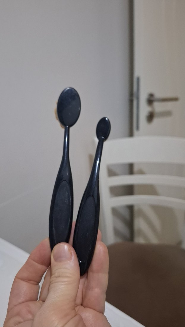 Bej ve koyu renkli makyaj fırçaları - Görsel 2