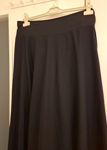 Uzun Siyah Dökümlü Kadın Etek - Görsel 2