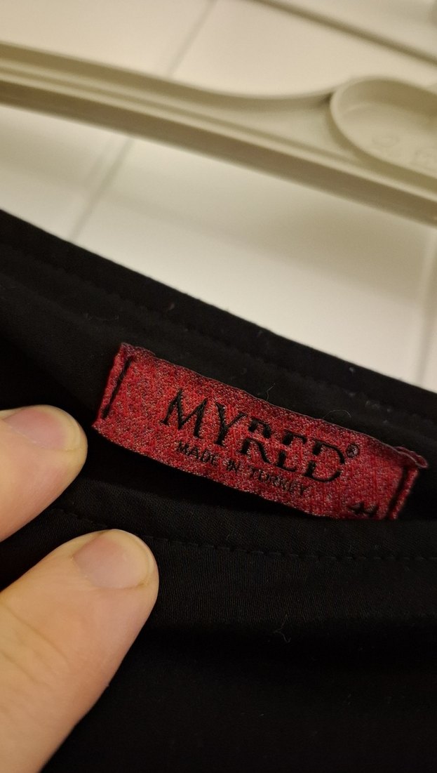 Uzun Siyah Dökümlü Kadın Etek - Görsel 3