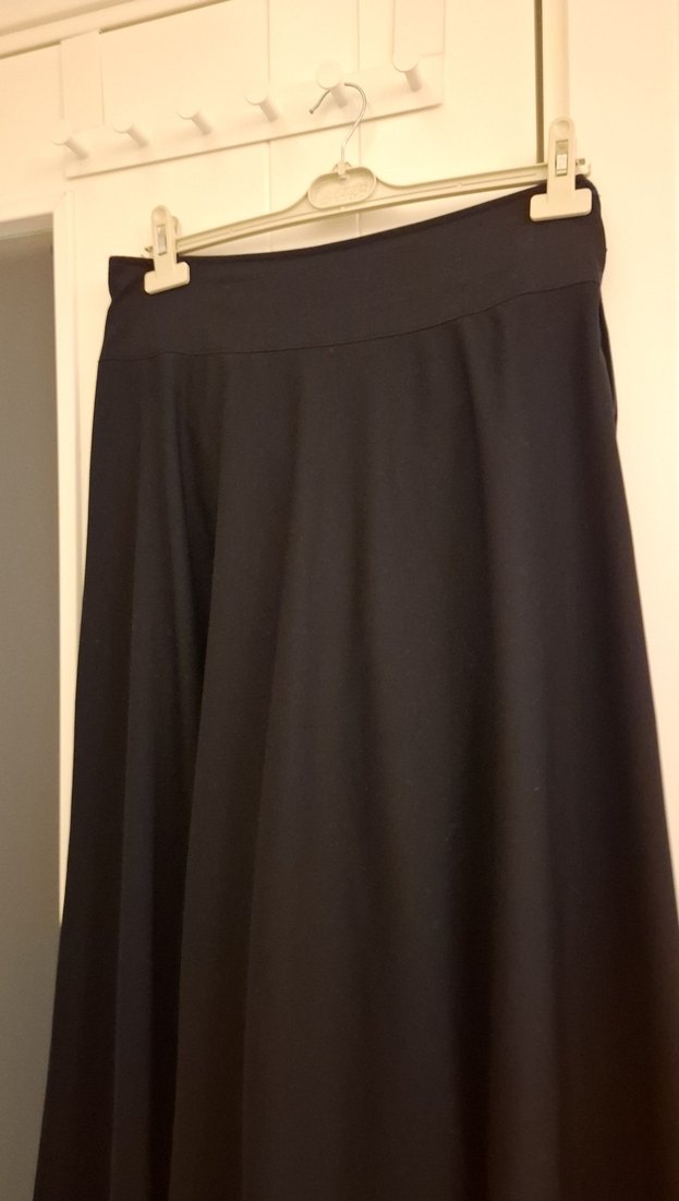 Uzun Siyah Dökümlü Kadın Etek - Görsel 2