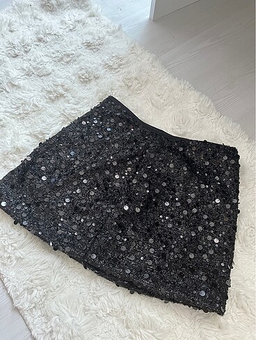 Trendyol & Milla Siyah pullu mini etek