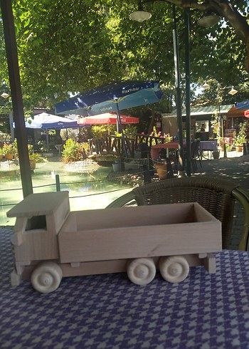 ahşap oyuncak kamyonet