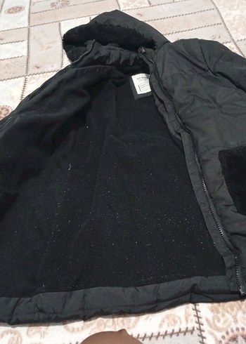 Siyah Kapüşonlu kız çocuk Kışlık Mont - Görsel 3