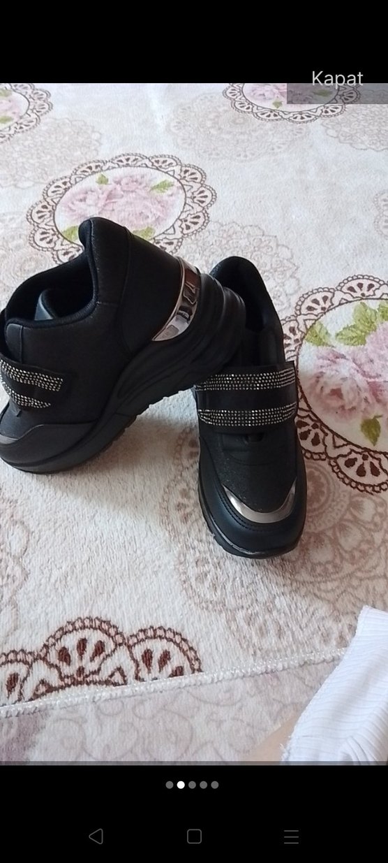 Siyah Yılan Desenli Dolgu Topuklu Kadın Spor Ayakkabı — görsel 2/3