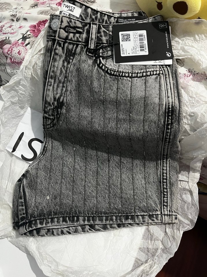 Gri Batik Desenli Mini Denim Şort - Görsel 2