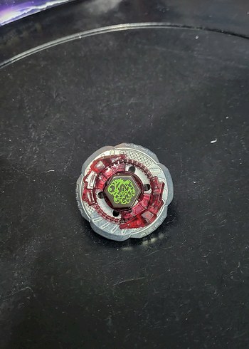 Beyblade Takara Mf kutu sticker duruyor
