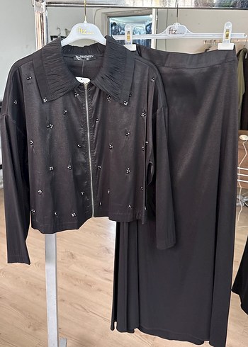 Diğer Sikligin Simgesi Siyah Tasli Ceket Uzun Etek Takimi