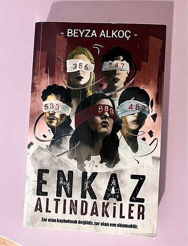 Enkaz Altındakiler