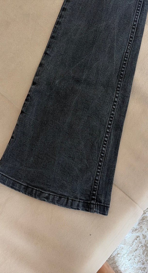 Yüksek Bel Siyah Denim Jean  Şıklık ve Rahatlık Bir Arada — görsel 2/5