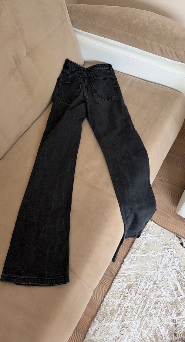 Yüksek Bel Siyah Denim Jean  Şıklık ve Rahatlık Bir Arada — görsel 4/5