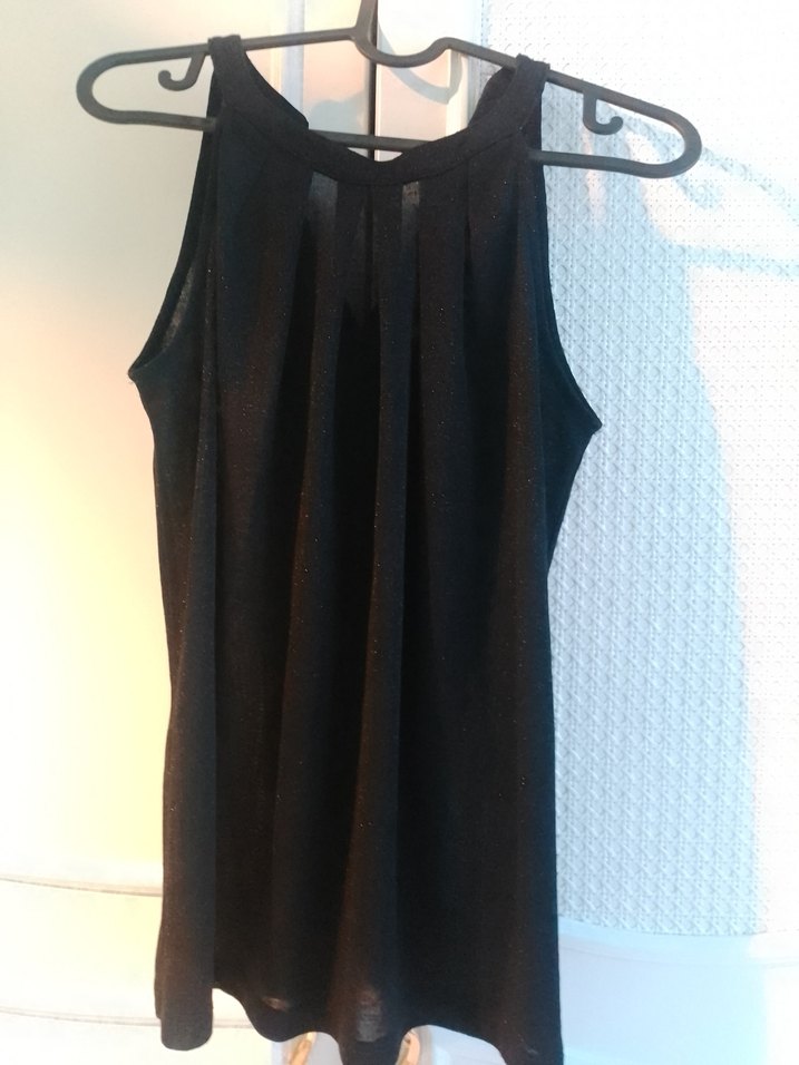 Siyah Piliseli Yüksek Yakalı Kolsuz Bluz - Görsel 2