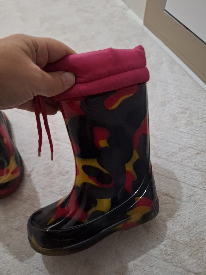 Kızlar için çok renkli bağcıklı kauçuk botlar - Görsel 4