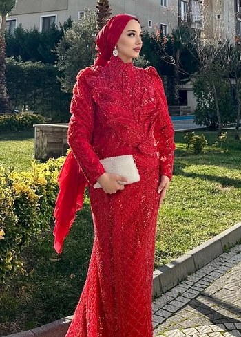 Kırmızı İşlemeli Uzun Abiye Elbise