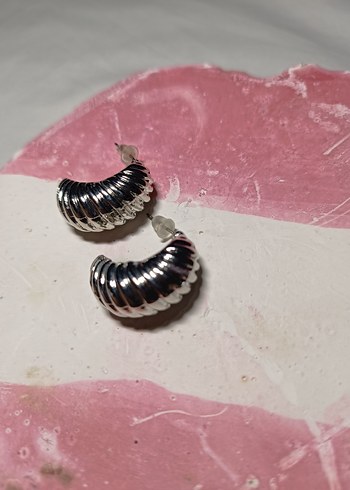 Pilise Detaylı Kadın Küpeler